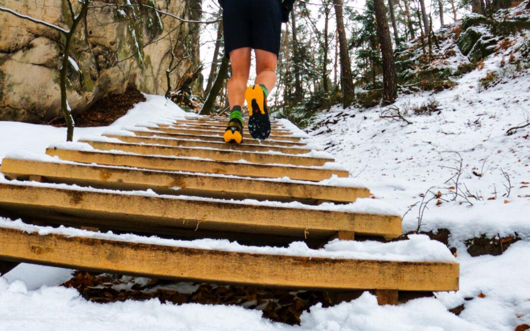 Běhání do kopce a do schodů: Ultimátní manuál, jak získat sílu a rychlost (bez zbytečných kilometrů)